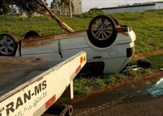Carro capotado após acidente em rodovia de MS. (Foto: Divulgação | Detran)