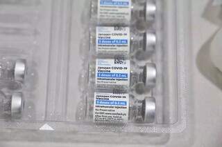 Frascos da Janssen disponíveis para vacinação em MS. (Foto: Arquivo)