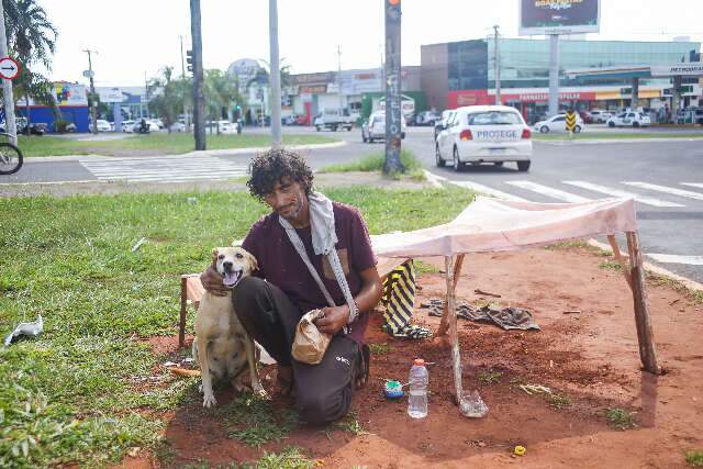 &ldquo;Ela &eacute; tudo para mim&rdquo;, diz morador de rua sobre prote&ccedil;&atilde;o do sol para cachorrinha