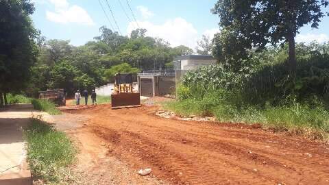 Prefeitura inicia aterramento de “buracão” que quase engoliu carro 