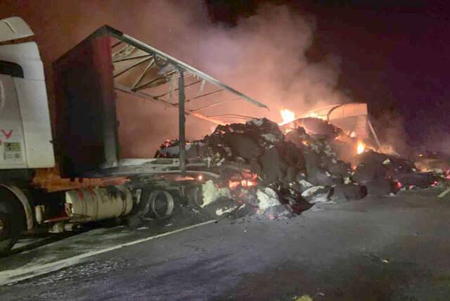 Carreta com algod&atilde;o &eacute; destru&iacute;da por inc&ecirc;ndio e trava tr&acirc;nsito na MS-306 