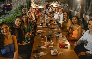 Toda equipe reunida em jantar no restaurante Imakay. (Foto: Henrique Kawaminami)