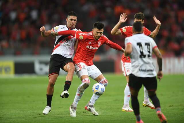 Internacional sai na frente, mas perde de 2 a 1 para o Atl&eacute;tico-GO 