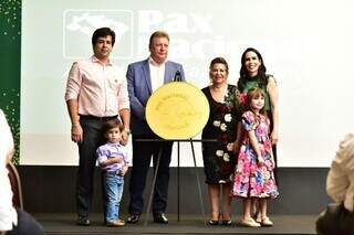 Nilma, junto aos filhos que fazem parte da direção, Alessandra e Carlos Augusto, e o diretor executivo, Artur de Carli. (Foto: Divulgação)