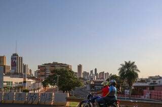 Céu limpo no início da manhã desta sexta-feira em Campo Grande. (Foto: Henrique Kawaminami)