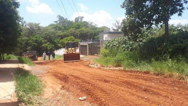 Prefeitura inicia aterramento de &ldquo;burac&atilde;o&rdquo; que quase engoliu carro 