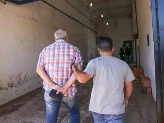 Alberto Rondon preso, sendo levado ao Centro de Triagem, em outubro do ano passado. (Foto: Paulo Francis/Arquivo)