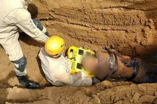 Trabalhador estava em buraco com dois metros de profundidade. (Foto: Divulgação)