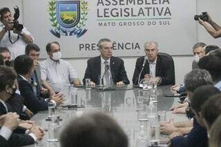 Governador Reinaldo Azambuja e deputados durante reunião hoje, na Assembleia Legislativa. (Foto: Marcos Maluf)