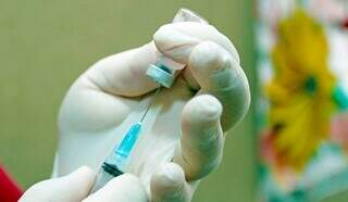 Profissional de saúde prepara dose de vacina para aplicação. (Foto: Saul Schramm/Arquivo)