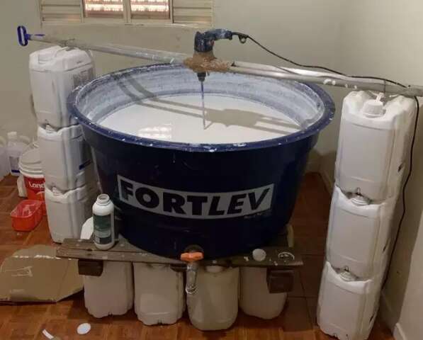 Trio &eacute; preso por vender agrot&oacute;xico adulterado em laborat&oacute;rio clandestino
