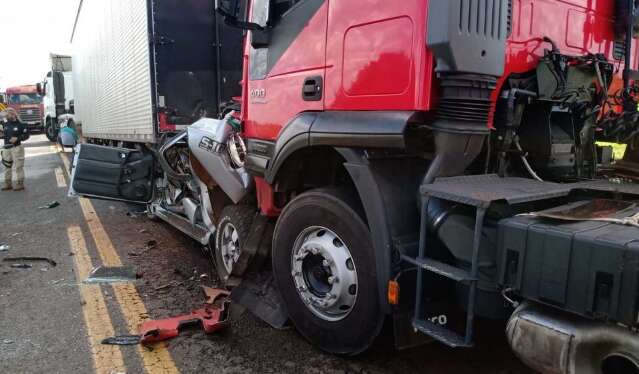 Motorista morre prensado entre caminh&otilde;es em rodovia; mulher fica ferida