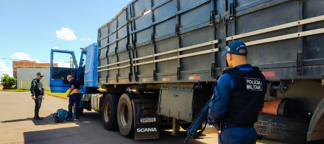 Ap&oacute;s motorista ser resgatado de cativeiro, PM recupera carreta roubada em SP