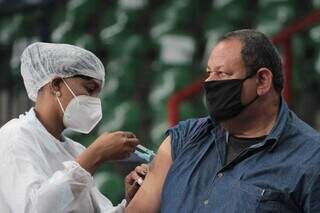 Homem recebe vacina contra a covid-19. (Foto: Marcos Maluf)