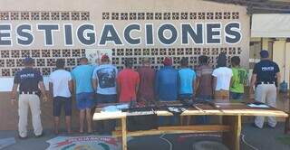 Os dez presos ao lado de policiais paraguaios, hoje de manhã, na fronteira. (Foto: Divulgação)