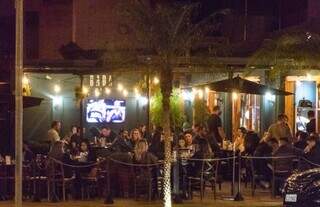 Clientes frequentam bar na Capital. (Foto: Arquivo/Campo Grande News)