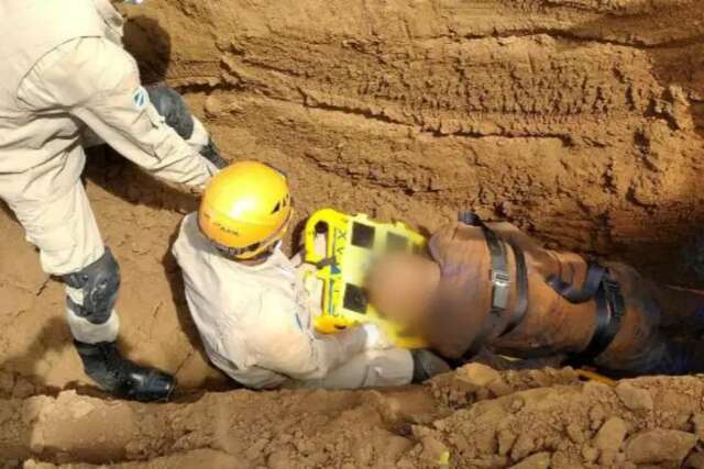 Parede de terra desmorona e homem &eacute; soterrado durante obra de esgoto