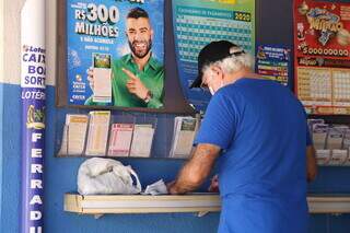 Apostador marcando as dezenas da sorte em lotérica da Capital. (Foto: Kísie Ainoã) 