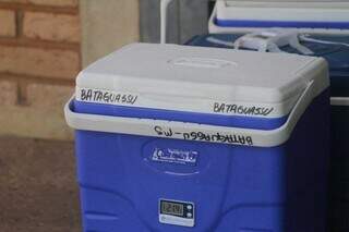 Uma das caixas, de Bataguassu, que transportará imunizantes. (Foto: Marcos Maluf)