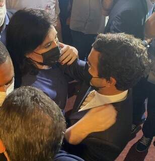 Senadora Simone Tebet (MDB) recebeu o abraço do deputado federal Beto Pereira (PSDB) no evento. (Foto: Divulgação)