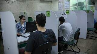 Trabalhadores sendo atendidos na sede da Funtrab, em Campo Grande. (Foto: Funtrab) 