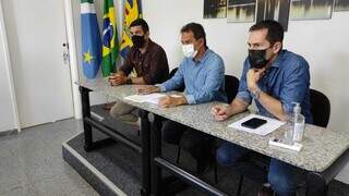 Vereador Roberto Avelar (PSD), prefeito Marcos Trad (PSD) e diretor-presidente da Agetran, Janine de Lima Bruno. (Foto: Divulgação)