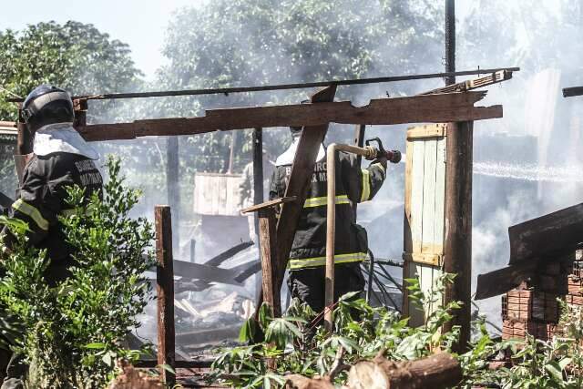 Briga em &aacute;rea de invas&atilde;o tem barraco incendiado e vizinha esfaqueada 