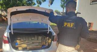 Traficante &eacute; preso em carro roubado com 293 quilos de maconha