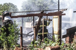 Bombeiros apagaram incêndio em barraco após briga de vizinhos. (Foto: Marcos Maluf)
