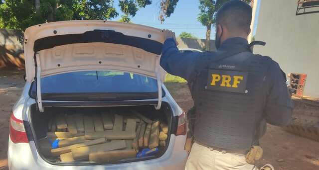 Traficante &eacute; preso em carro roubado com 293 quilos de maconha