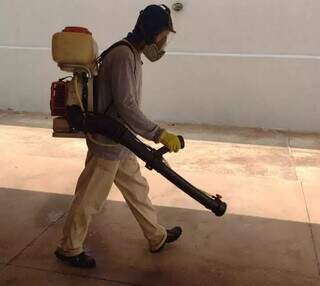 Profissional detetizando ambiente. (Foto: Divulgação)