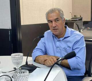 Governador Reinaldo Azambuja (PSDB) em entrevista para rádio nesta quarta-feira. (Foto: Ingrid Rocha)