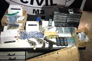 Armas, objetos de TV por assinatura e vários celulares foram apreendidos em operação. (Foto: Divulgação)
