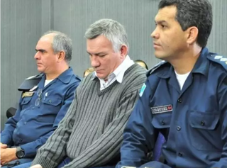 Sergio de Carvalho (centro) durante julgamento em Campo Grande. (Foto: João Garrigó/Arquivo)
