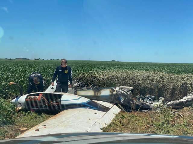 Pol&iacute;cia ca&ccedil;a ocupantes de avi&atilde;o que caiu na fronteira 
