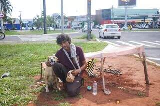 Paulo e Bianny quando ainda estavam juntos e a casinha improvisada para proteção contra o calor. (Foto: Paulo Francis/Arquivo))