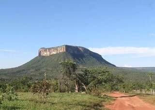 Morro de São Sebastião, símbolo da Comunidade Quilombola Furnas da Boa Sorte, em Corguinho. (Foto: Reprodução)