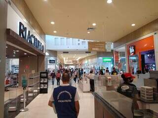 Fiscalização da Vigilância Sanitária em shoppings em junho do ano passado. (Foto: Divulgação Vigilância)