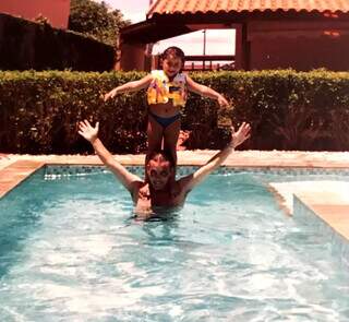 Bruna, filha de Sandra, na piscina com Guilherme, quando era criança. (Fonte: Arquivo Pessoal)