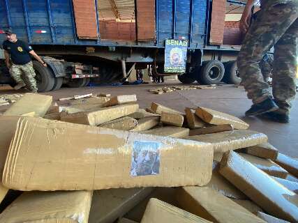 Em fundo falso de caminh&atilde;o, pol&iacute;cia encontra maconha com &ldquo;selo Pablo Escobar&rdquo;