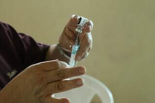 Profissional de saúde prepara dose de vacina contra a covid. (Foto: Arquivo)