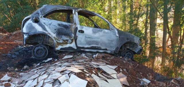 Homem sai com garota de programa, é assaltado e tem carro queimado