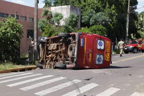 Ambul&acirc;ncia do Corpo de Bombeiros tomba ap&oacute;s acidente com HB20