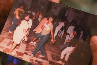 Foto da foto de pessoas dançando em antigo Clube Flash Dance. (Foto: Arquivo Pessoal/Henrique Kawaminami)