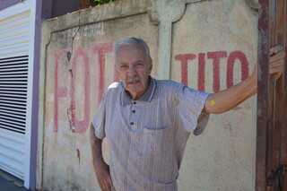 Seu Tito é fotógrafo e regista acontecimentos nas Moreninhas há 40 anos. (Foto: Bárbara Cavalcanti)