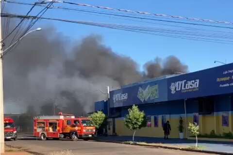 Inc&ecirc;ndio que come&ccedil;ou em forno destr&oacute;i dep&oacute;sito de supermercado 