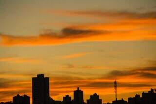 Sol com algumas nuvens no início da manhã desta sexta-feira na Capital. (Foto: Marcos Maluf)