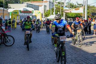 Competidores do Mountain Bike pelas ruas da Cidade Branca na última edição do evento. (Foto: Divulgação)