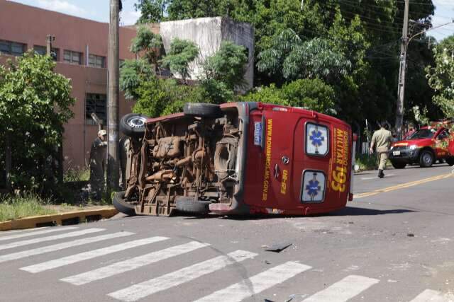 Ambul&acirc;ncia do Corpo de Bombeiros tomba ap&oacute;s acidente com HB20