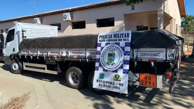 Motorista &eacute; preso por transporte ilegal de 5 toneladas de baterias para ve&iacute;culos